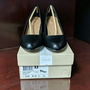 Clark's heavenly heart black leather heel 8 1/2W